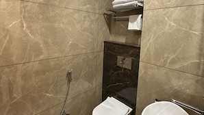 Shower, towels, soap, shampoo - HOTEL SANIDHYAM BLISS (Varanasi)