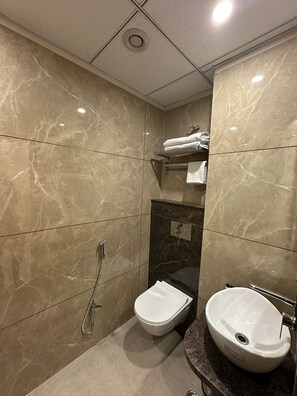 Habitación Deluxe doble | Baño | Ducha, toallas, jabón y champú