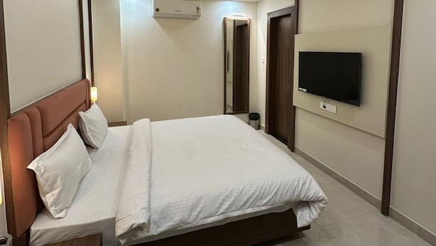 Desk, laptop workspace, free WiFi - HOTEL SANIDHYAM BLISS (Varanasi)
