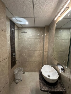 Deluxe Double Room | Bathroom | Shower, towels, soap, shampoo - HOTEL SANIDHYAM BLISS (Varanasi)