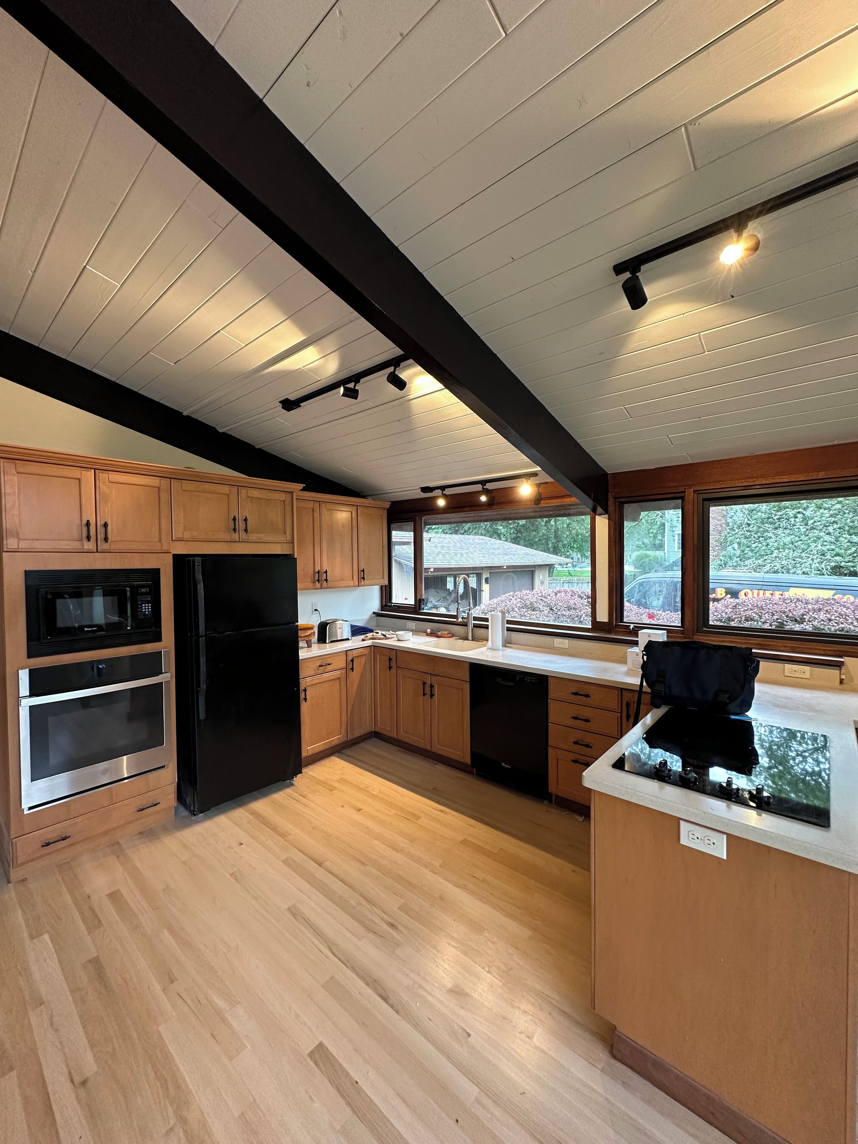 Mikrobølgeovn, ovn, kokeplater og oppvaskmaskin