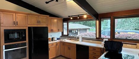 電子レンジ、オーブン、コンロ、食器洗い機