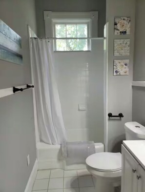 Secadora de cabello, toallas, jabón, papel de baño 