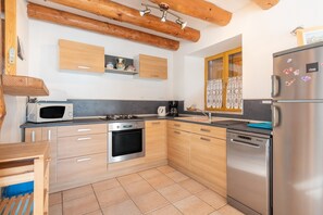 Fridge, microwave, oven, stovetop - Mountain House for 9 Guests (Saint-Lary Soulan)