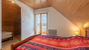 3 habitaciones y tabla de planchar con plancha