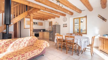 Televisión y chimenea