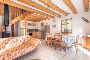 TV, fireplace - Mountain House for 9 Guests (Saint-Lary Soulan)