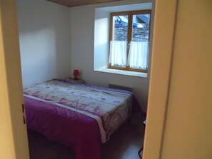 3 habitaciones y tabla de planchar con plancha 