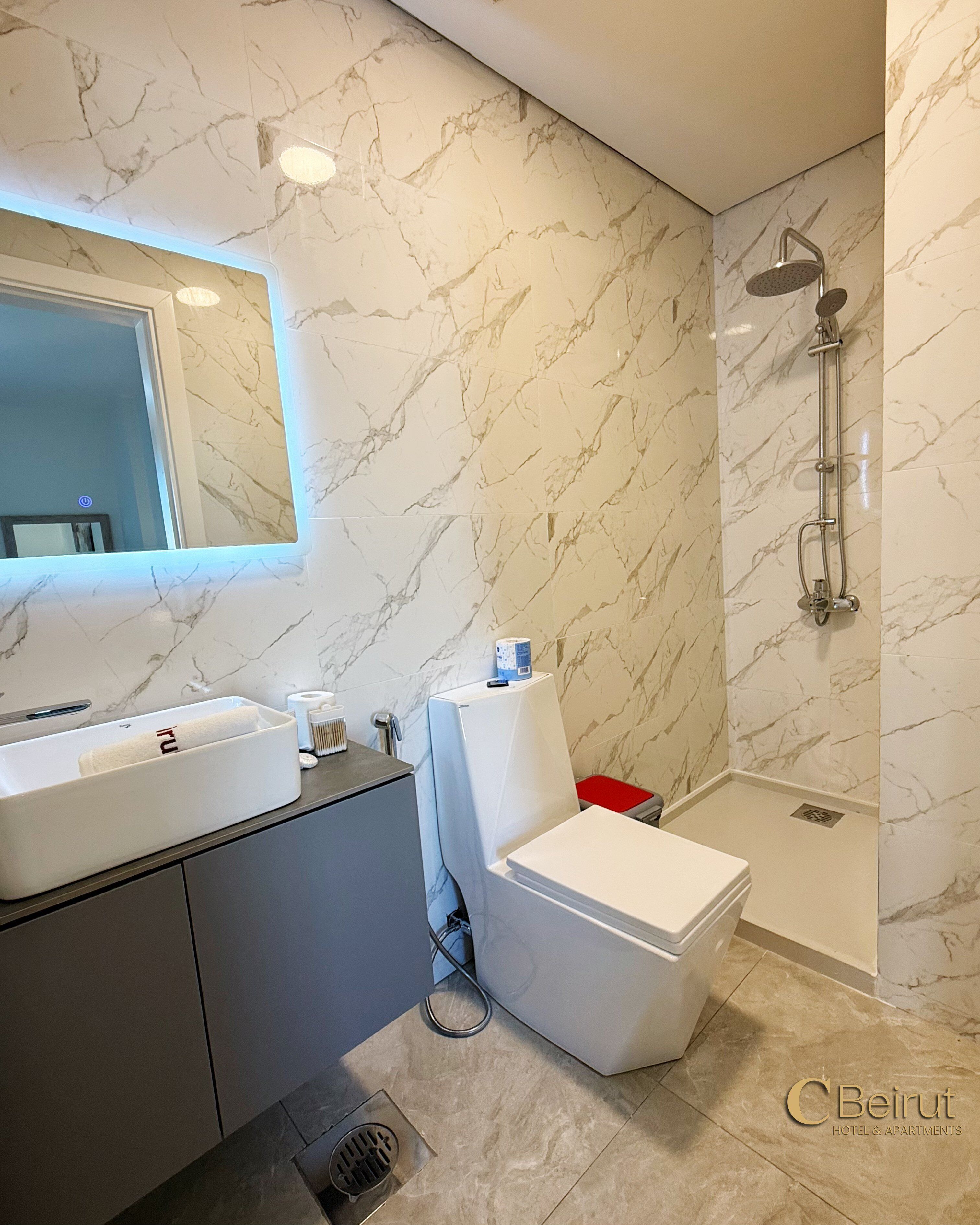 Phòng đôi hoặc 2 giường đơn Deluxe, ban công, quang cảnh núi | Phòng tắm | Máy sấy tóc, dép đi trong nhà, khăn tắm, xà phòng 