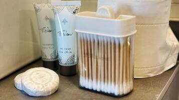 Camera Deluxe con letto matrimoniale o 2 letti singoli, balcone, vista montagna | Bagno | Asciugacapelli, pantofole, asciugamani, sapone