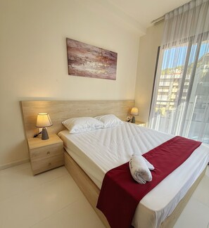 Caixa forta a l'habitació i cortines opaques 