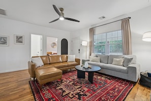 Smart TV, video games, computer monitors - Central, charming, 4bd home, workspace, patios, king bed (Oklahoma City)