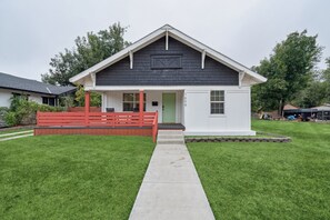 Exterior - Central, charming, 4bd home, workspace, patios, king bed (Oklahoma City)