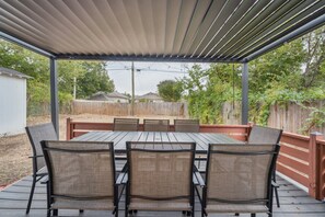 Outdoor dining - Central, charming, 4bd home, workspace, patios, king bed (Oklahoma City)