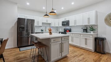 冰箱、微波炉、烤箱、炉灶