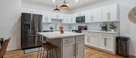 Kjøleskap, mikrobølgeovn, ovn og kokeplater