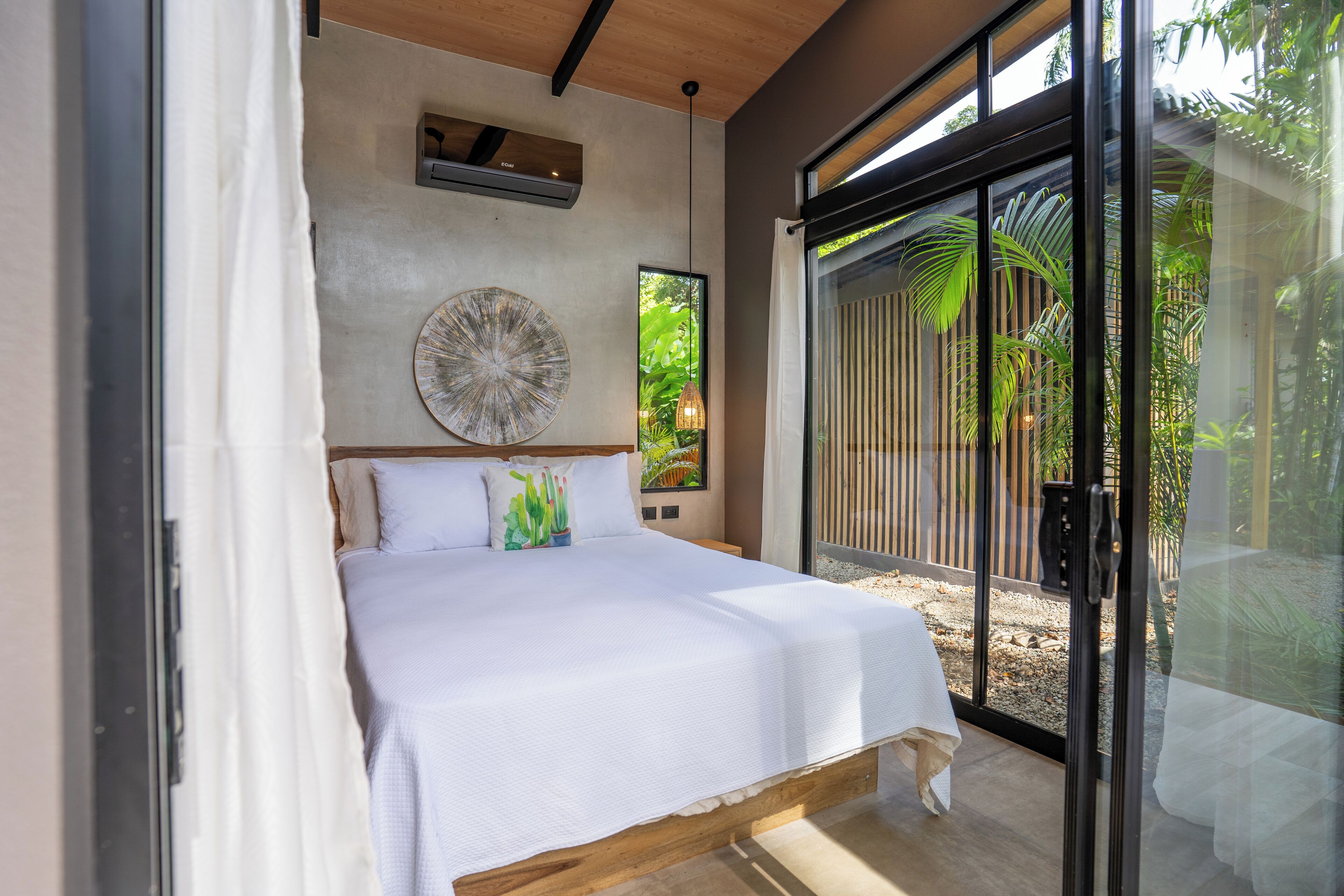 Comfort Cabin, 2 Bedrooms, Private Pool, Garden View | Free WiFi