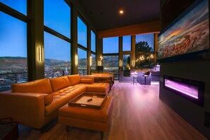Televisión, chimenea, estéreo