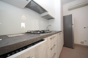 Fridge, microwave, cookware/dishes/utensils - Residence Veranda three-room apartment Trilo for 6 people (Rosolina Mare)
