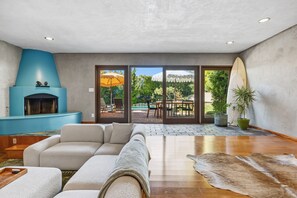 TV - Bel Air Mid-Mod Oasis w/ Grotto Pool + Jacuzzi (Los Angeles)