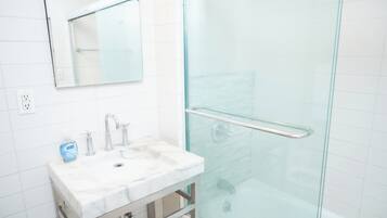 Hårtork, tvål och toalettpapper