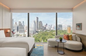 Habitación, 2 camas individuales, vista al parque | Artículos del minibar gratis y caja de seguridad en la habitación