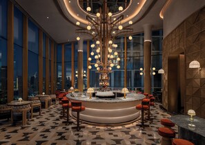 3 間餐廳，供應早餐、午餐和晚餐，中式料理