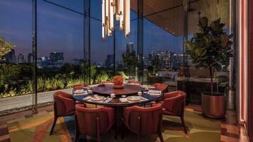 3 restoran; melayani sarapan, makan siang, dan makan malam