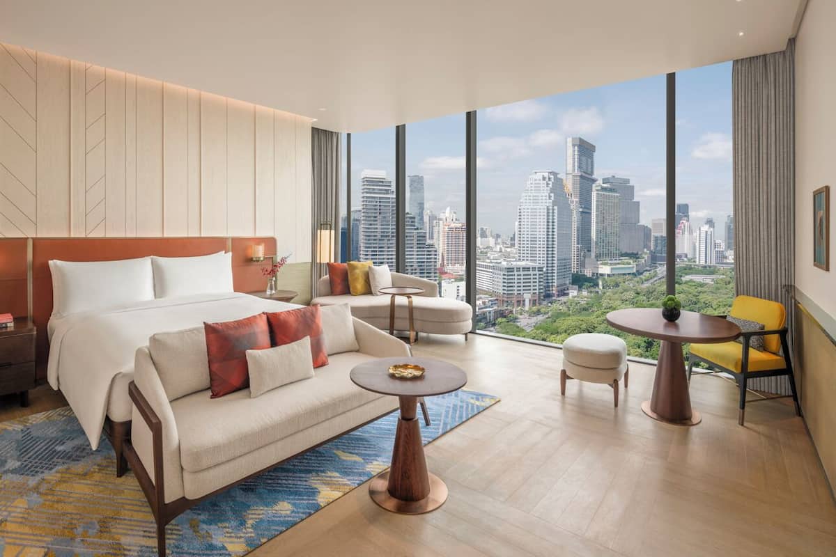 Frigobar (abastecido com alguns itens grátis), cofres nos quartos