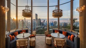 3 restaurantes; se sirve desayuno, almuerzo, cena y brunch