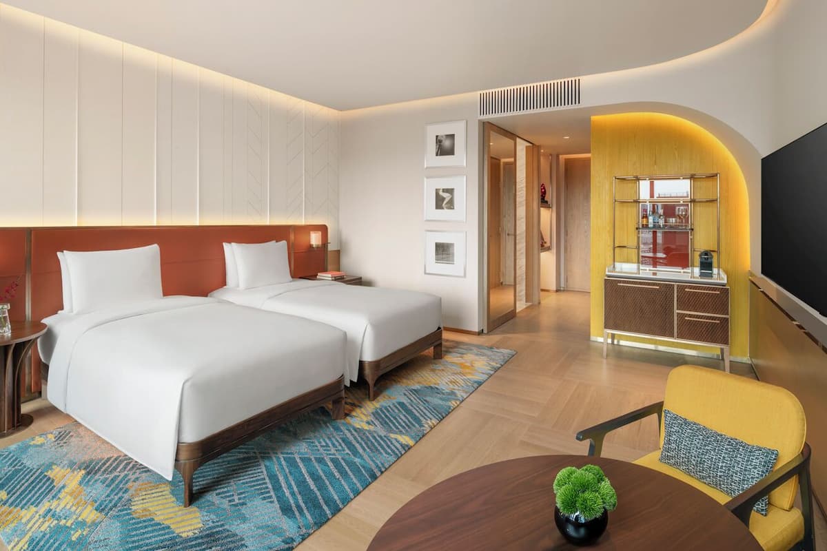 Frigobar (abastecido com alguns itens grátis), cofres nos quartos