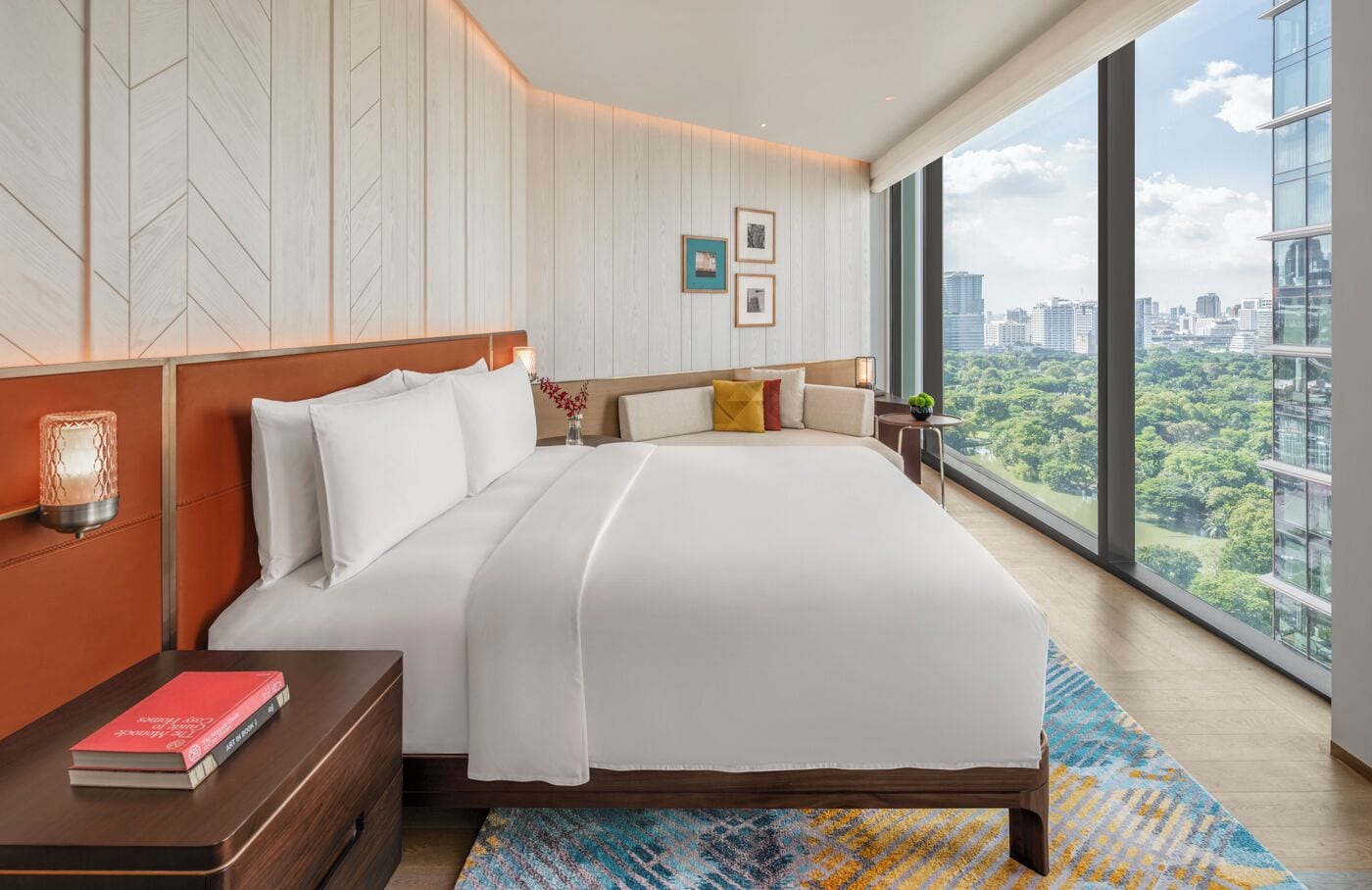 Frigobar (abastecido com alguns itens grátis), cofres nos quartos