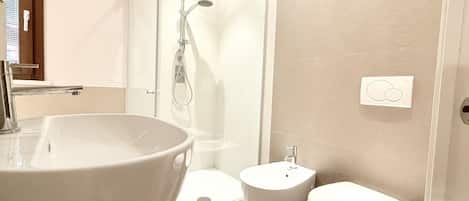 Douche, bidet, serviettes fournies