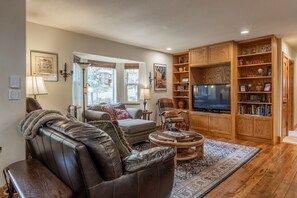 Smart TV, fireplace - North Shore cabin w/ forest views & private deck near King's Beach (Kings Beach)