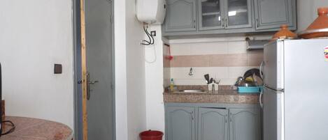 Fridge, oven, coffee/tea maker, cookware/dishes/utensils