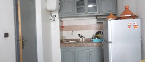 Fridge, oven, coffee/tea maker, cookware/dishes/utensils