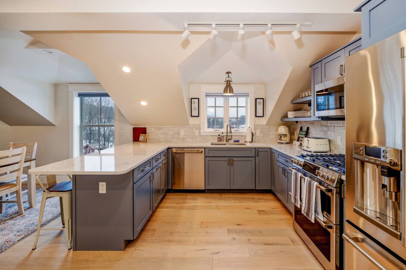 Køleskab, mikrobølgeovn, ovn, kogeplade