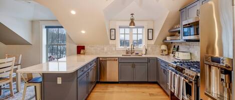 Køleskab, mikrobølgeovn, ovn, kogeplade