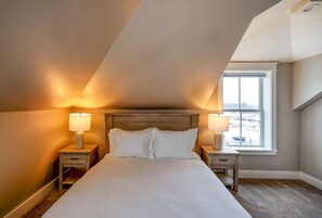 Iron/ironing board, WiFi, bed sheets - Barnes Suite at 109 Main (Stowe)