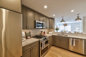 Refrigerador, microondas, horno y parrilla de estufa 