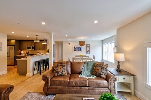 Harlow Suite at 109 Main