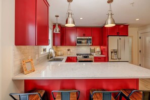Fridge, microwave, oven, stovetop - Taber Suite at 109 Main (Stowe)