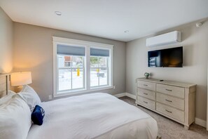 Iron/ironing board, WiFi, bed sheets - Cady Suite at 109 Main (Stowe)