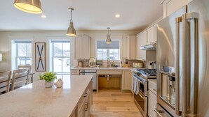 Coffee/tea maker, fridge, microwave, oven - Cady Suite at 109 Main (Stowe)