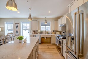 Fridge, microwave, oven, stovetop - Cady Suite at 109 Main (Stowe)