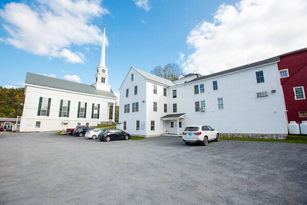 Exterior - Mansfield Suite at 109 Main (Stowe)
