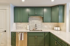 Fridge, microwave, oven, stovetop - Worcester Suite at 109 Main (Stowe)