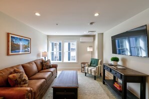TV - Worcester Suite at 109 Main (Stowe)