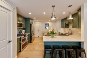 Fridge, microwave, oven, stovetop - Worcester Suite at 109 Main (Stowe)