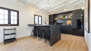 Een koelkast, een microgolfoven, een oven, een kookplaat